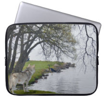Grå färgvarg & Herons vid sjölaptop sleeve Datorfodral