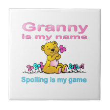 Grannyen är mitt namn som spolierar är min lek kakelplatta av kerami