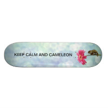 Grön kameleont på rosablomma skate boards