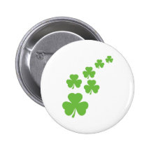 gröna shamrocks regnar knappar med nål