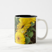 Gula blommor kaffe kopp