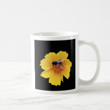 Gula blommor med biet kaffe mugg
