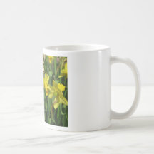 Gula vårpåskliljar kaffe muggar