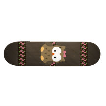 Gullig flickauggla med rosapilbågen skateboards