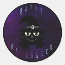 Gullig happy halloweenkatt med häxahatten rund klistermärke