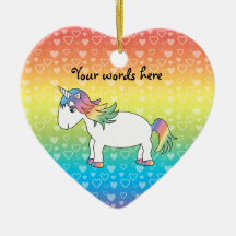Gullig regnbågeunicorn på regnbågehjärtor julgranskulor