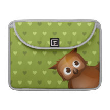 Gullig uggla på grön hjärtamönsterbakgrund MacBook pro sleeve