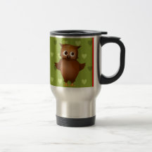 Gullig uggla på grön hjärtamönsterbakgrund kaffe kopp