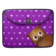 Gullig uggla på purpurfärgad hjärtamönsterbakgrund MacBook pro sleeves