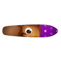 Gullig uggla på purpurfärgad hjärtamönsterbakgrund skate deck