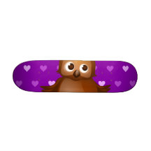 Gullig uggla på purpurfärgad hjärtamönsterbakgrund skate decks