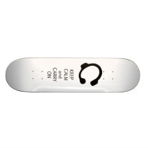 Håll lugn och bär på skateboard decks