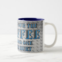 Häll precis kaffet, och inget får ont (vapnet) mugg