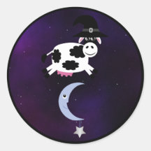 Halloween ko med häxahatten som hoppar över månen rund klistermärke