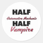 Halv vampyr för halv automatisk mekaniker rund klistermärke