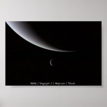 Halvmånformig av Neptune och Triton Affisch