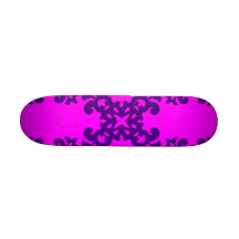 Henne gulliga flickaktigt stillilor på rosa damast skate boards