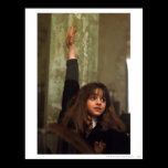 Hermione lönelyfter som hon räcker affischer