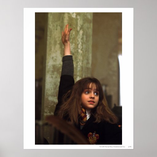 Hermione lönelyfter som hon räcker affisch