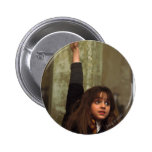 Hermione lönelyfter som hon räcker knappar