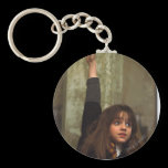 Hermione lönelyfter som hon räcker nyckelringar