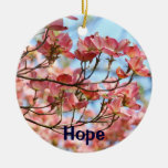 Hoppgåvor som hänger det rosa Dogwoodträd för pryd Jul Dekorationer