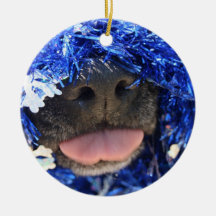 Hunden som klibbar tungan ut, semestrar den älskli juldekoration