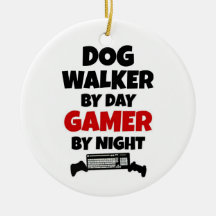 Hundfotgängare av daggameren vid natt julgransdekorationer