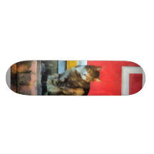 Husdjur - tabby katt vid den röda dörren skate board deck