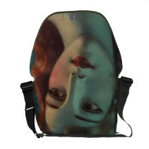 Huvudet av flickan med lång blond hårkonst hänger  messenger bag