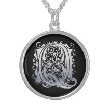 Initial Monogram "silversnöre för Q på svart" hals