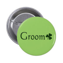 Irländsk brudgum med shamrocken nål