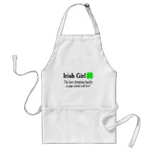 Irländsk flicka den bäst dricka kompisen som en gr förkläden