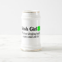 Irländsk flicka den bäst dricka kompisen som en gr kaffe muggar