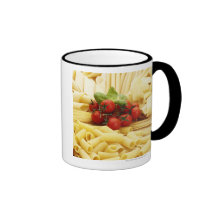 Italiensk cuisine. Pasta och tomatoes. Kaffe Mugg