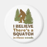 Jag tror där är en SQUATCH i dessa skogen Magnet För Kylskåp