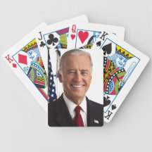 Joe Biden som leker kort