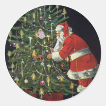 Jultomten som tänder stearinljus på julgranen runda klistermärken