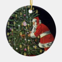 Jultomten som tänder stearinljus på julgranen julgranskulor