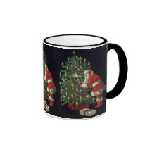 Jultomten som tänder stearinljus på julgranen kaffe kopp