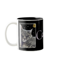 Katten för Catnapgrå färgtabbyen rånar Kaffe Muggar