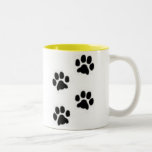 Katten spårar kaffe muggar