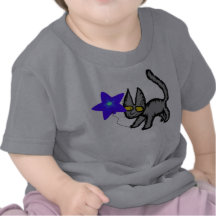 Kattunge har en ballong t-shirt