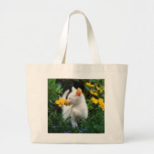Kattunge i ett blommafält tygkassar