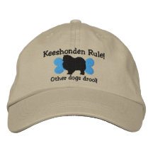 Keeshonden härskar den broderade hatten