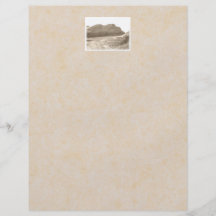 Klippor i sepiafärg. På beige bakgrund Flygblad Designs