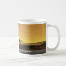 Kvinna framme av solnedgången kaffe mugg