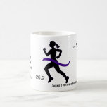 Kvinna maratonmugg med det purpurfärgade bandet