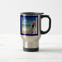 kvinna som lägger på stranden mugg