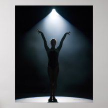 Kvinnlig gymnast som utför i strålkastaren, studio posters